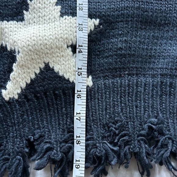 ⭐ Starry Distressed Crop Sweater Cozy Knit Raw hem size Medium - Picture 7 of 9